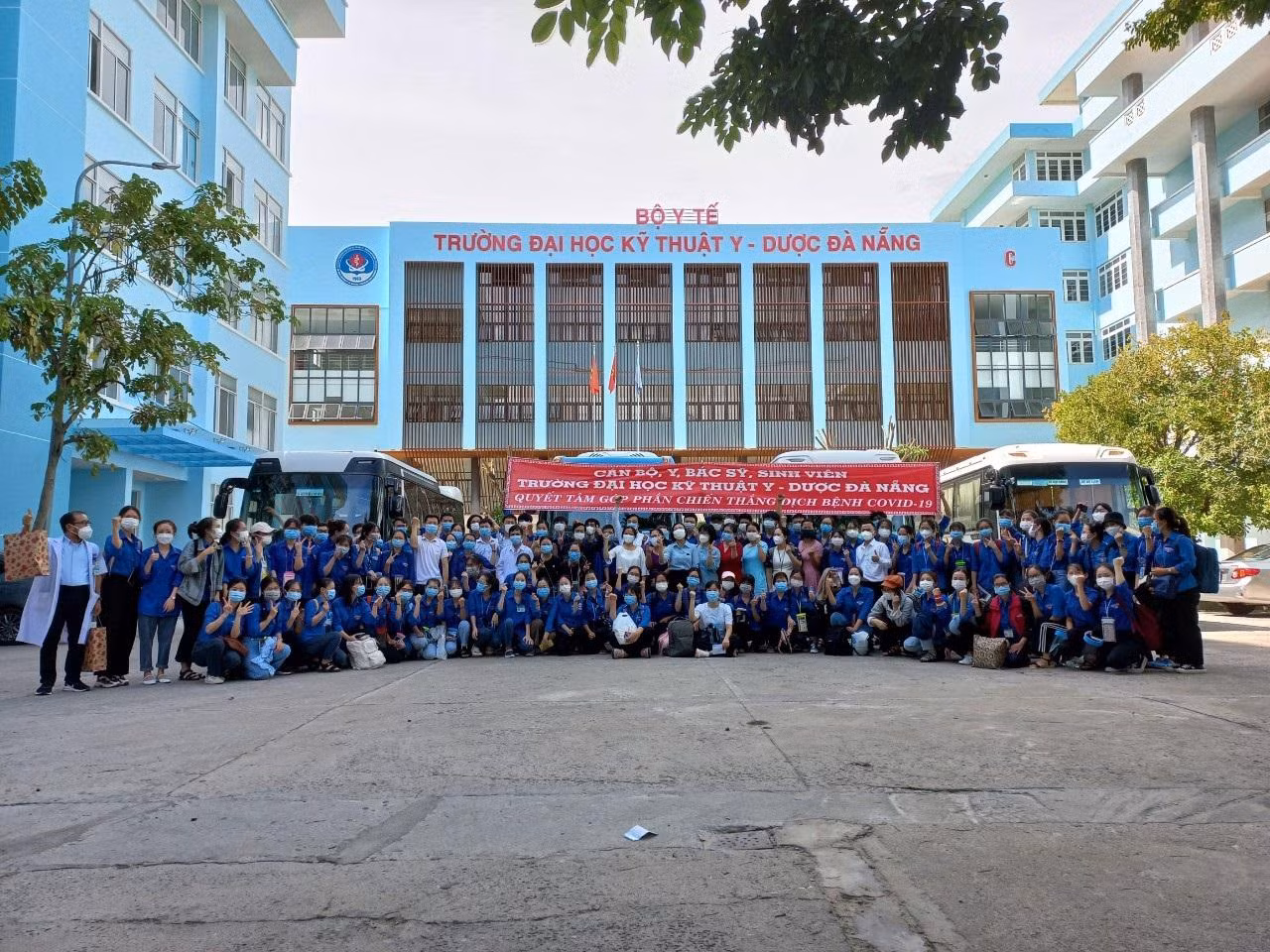 Ngày 21/7, Trường Đại học Kỹ thuật Y-Dược Đà Nẵng đã tổ chức lễ ra quân, tiễn đoàn công tác gồm 102 cán bộ, giảng viên, sinh viên tình nguyện lên đường vào Thành phố Hồ Chí Minh tham gia chống dịch COVID 19. (ảnh: Nhà trường cung cấp)