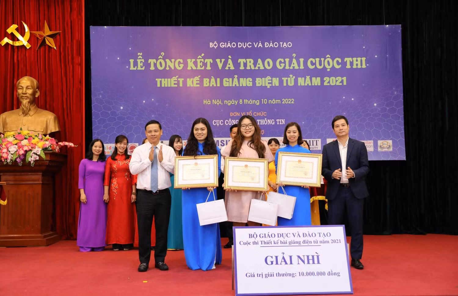 Trao giải cho các giáo viên đạt giải. Ảnh: Cục Công nghệ Thông tin (Bộ Giáo dục và Đào tạo) Trao giải cho các giáo viên đạt giải. Ảnh: Cục Công nghệ Thông tin (Bộ Giáo dục và Đào tạo)