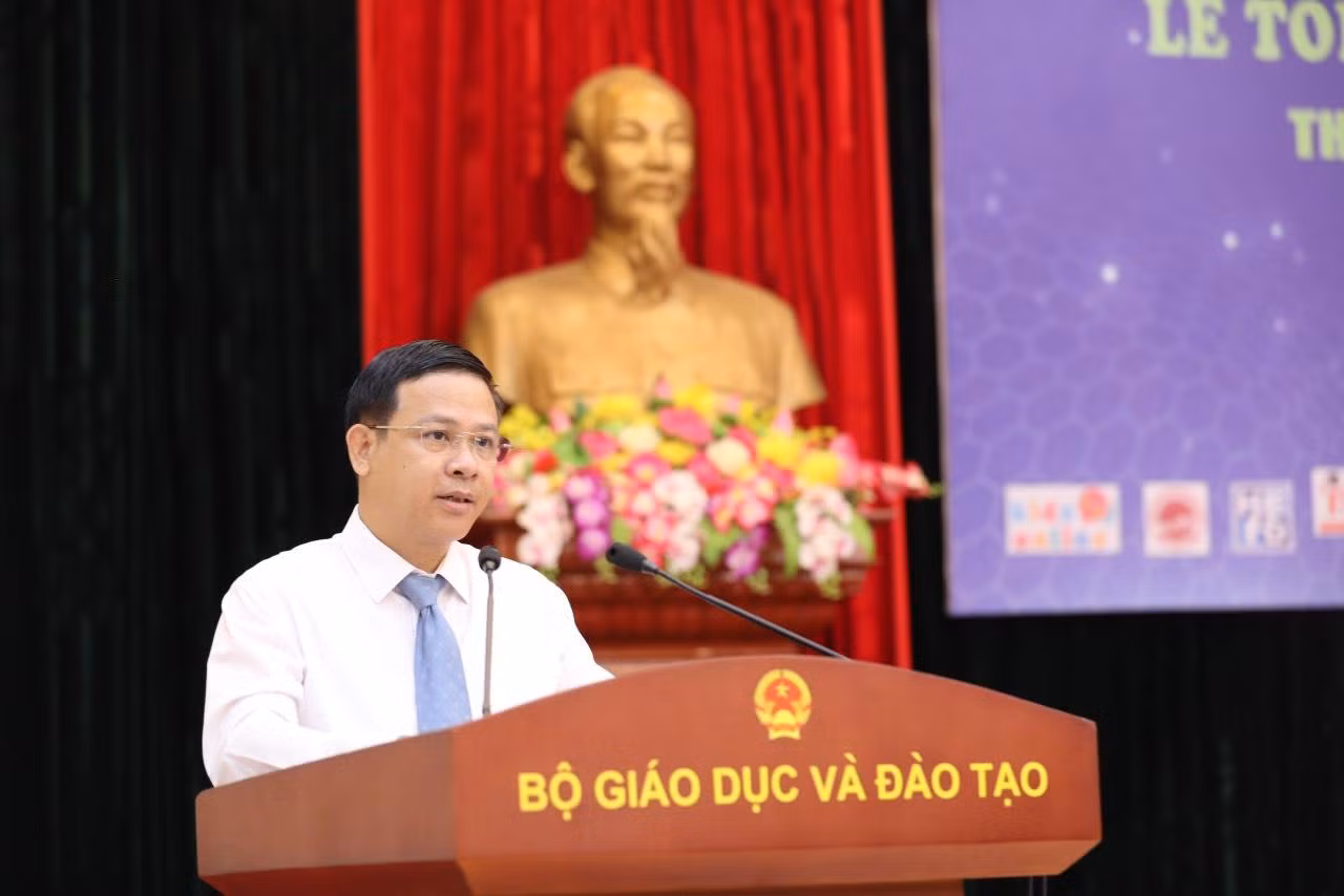 Cục trưởng Nguyễn Sơn Hải báo cáo tổng kết cuộc thi. Ảnh: Cục Công nghệ Thông tin (Bộ Giáo dục và Đào tạo) Cục trưởng Nguyễn Sơn Hải báo cáo tổng kết cuộc thi. Ảnh: Cục Công nghệ Thông tin (Bộ Giáo dục và Đào tạo)