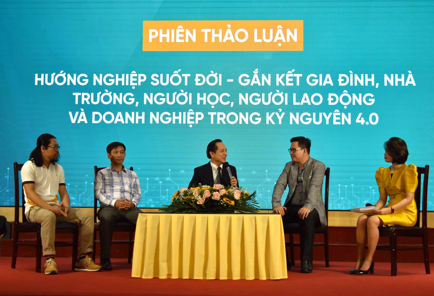 Các diễn giả tại phiên thảo luận của hội thảo. Ảnh: Trần Lý