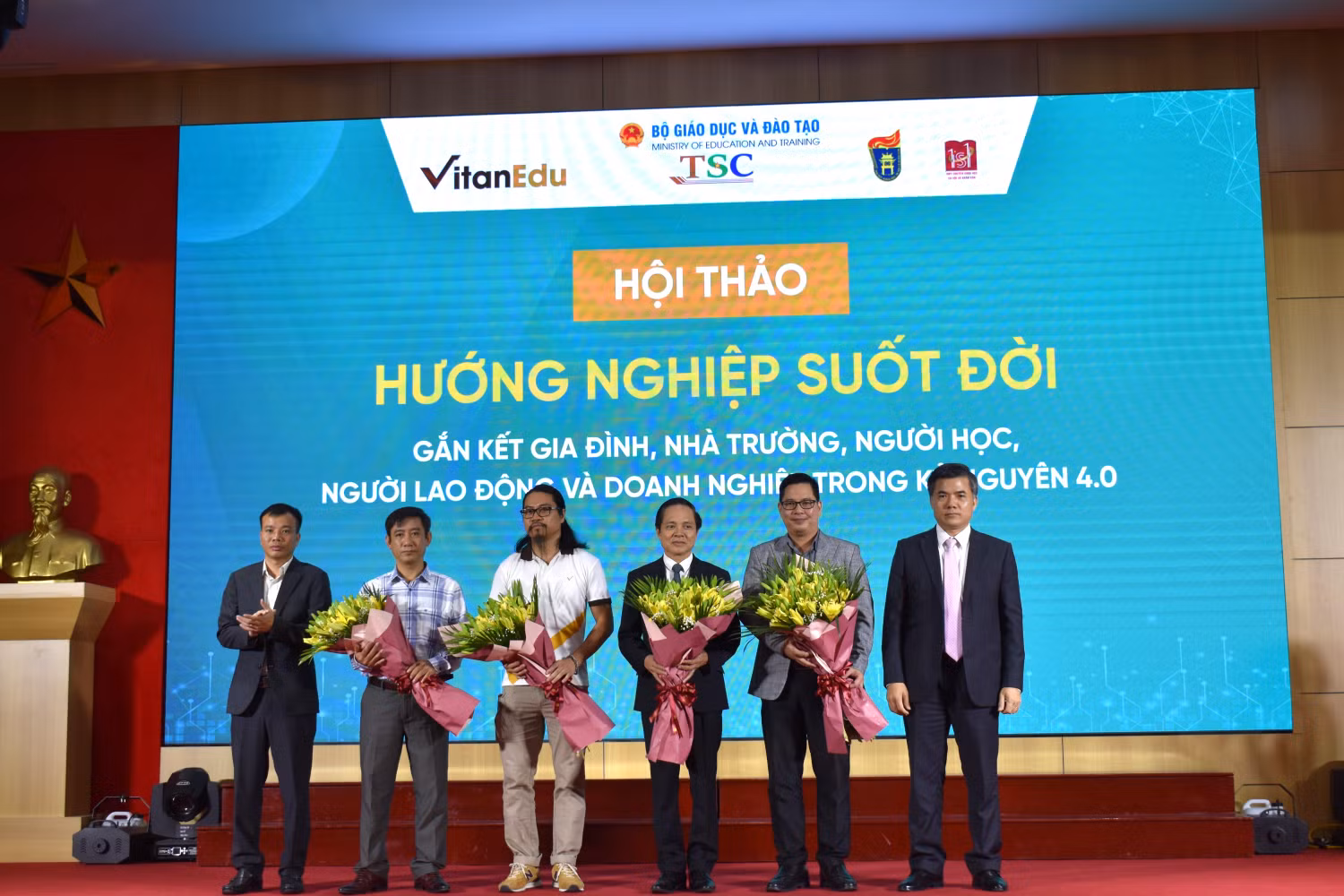 Ban tổ chức tặng hoa các đại biểu tham dự. Ảnh: Trần Lý