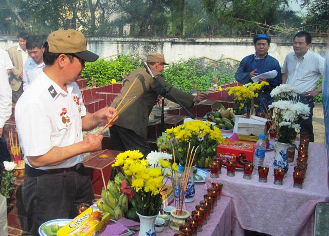 Mỗi nén hương, mỗi ngọn nến được thắp lên như một lời tri ân sâu sắc tới những anh hùng đã ngã xuống trong trận chiến Gạc Ma (Ảnh: X.T) Mỗi nén hương, mỗi ngọn nến được thắp lên như một lời tri ân sâu sắc tới những anh hùng đã ngã xuống trong trận chiến Gạc Ma (Ảnh: X.T)