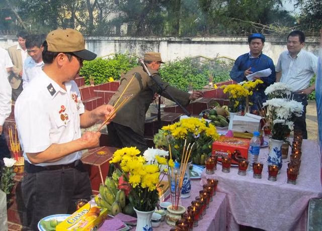 Mỗi nén hương, mỗi ngọn nến được thắp lên như một lời tri ân sâu sắc tới những anh hùng đã ngã xuống trong trận chiến Gạc Ma (Ảnh: X.T)