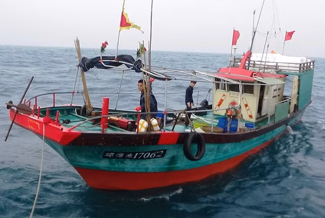 Một trong ba tàu câu mang số hiệu Trung Quốc đánh bắt vi phạm chủ quyền biển Việt Nam. (Ảnh: BĐBP cung cấp) Một trong ba tàu câu mang số hiệu Trung Quốc đánh bắt vi phạm chủ quyền biển Việt Nam. (Ảnh: BĐBP cung cấp)