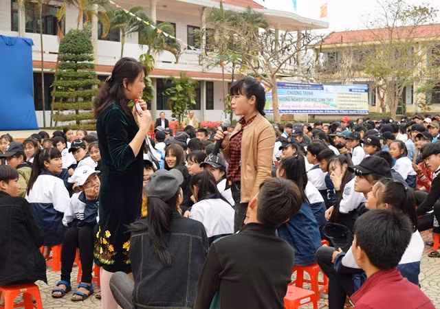 Phần lớn các em học sinh còn chưa dám đứng lên bày tỏ với chuyên gia về việc chọn ngành, nghề. (Ảnh: Thủy Phan)