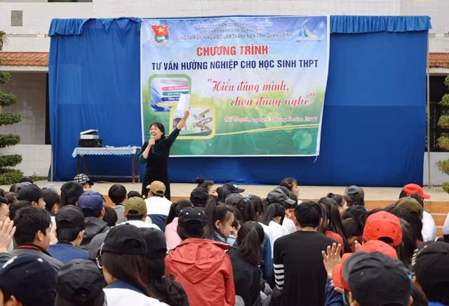 Chương trình tư vấn hướng nghiệp cho các em học sinh THPT do Trung tâm dịch vụ việc làm Thanh niên tỉnh Quảng Bình tổ chức. (Ảnh: Thủy Phan)