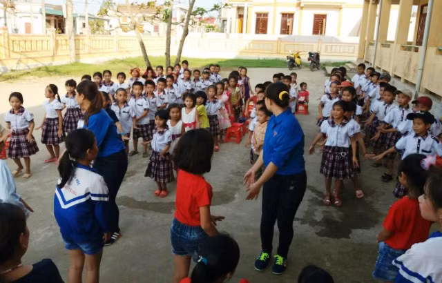 Năm nay, các thầy cô giáo và nhiều học sinh Tiểu học ở điểm trường trung tâm qua sông để tổ chức các hoạt động vui chơi nhân dịp 26/3 cho học sinh ở điểm trường lẻ thôn Công Hòa. (Ảnh: Thủy Phan)