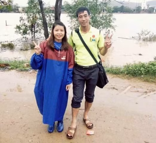 Trang phục thường xuyên của các thầy cô là ủng, áo mưa, dép lê (Ảnh: Các thầy cô cung cấp)