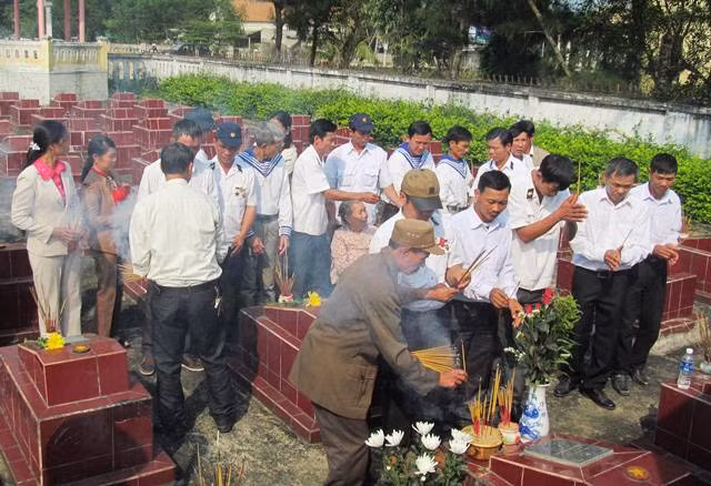 Dù đi đâu, làm gì, cứ đến ngày 14/3 hàng năm, những cựu binh (quê ở Quảng Bình, Hà Tĩnh) trở về từ trận chiến Gạc Ma lại tập trung tới trước phần mộ liệt sỹ Trần Văn Phương để tưởng nhớ đồng đội (Ảnh: X.T)