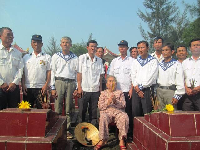 Những cựu binh Gạc Ma và mẹ Hồ Thị Đức thắp hương tưởng nhớ đồng đội. (Ảnh: X.T) Những cựu binh Gạc Ma và mẹ Hồ Thị Đức thắp hương tưởng nhớ đồng đội. (Ảnh: X.T)
