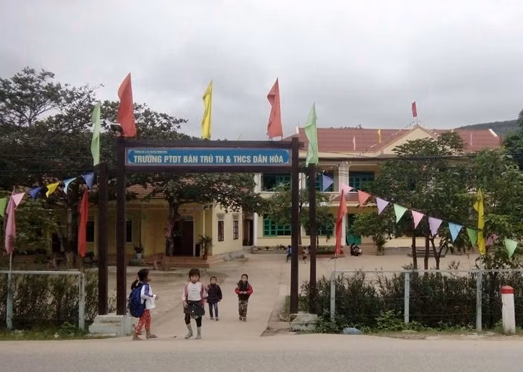 Rất nhiều học sinh trường phổ thông dân tộc bán trú tiểu học và trung học cơ sở Dân Hóa lỡ dở việc học vì đường sá đi lại quá khó khăn. (Ảnh: X.V) Rất nhiều học sinh trường phổ thông dân tộc bán trú tiểu học và trung học cơ sở Dân Hóa lỡ dở việc học vì đường sá đi lại quá khó khăn. (Ảnh: X.V)