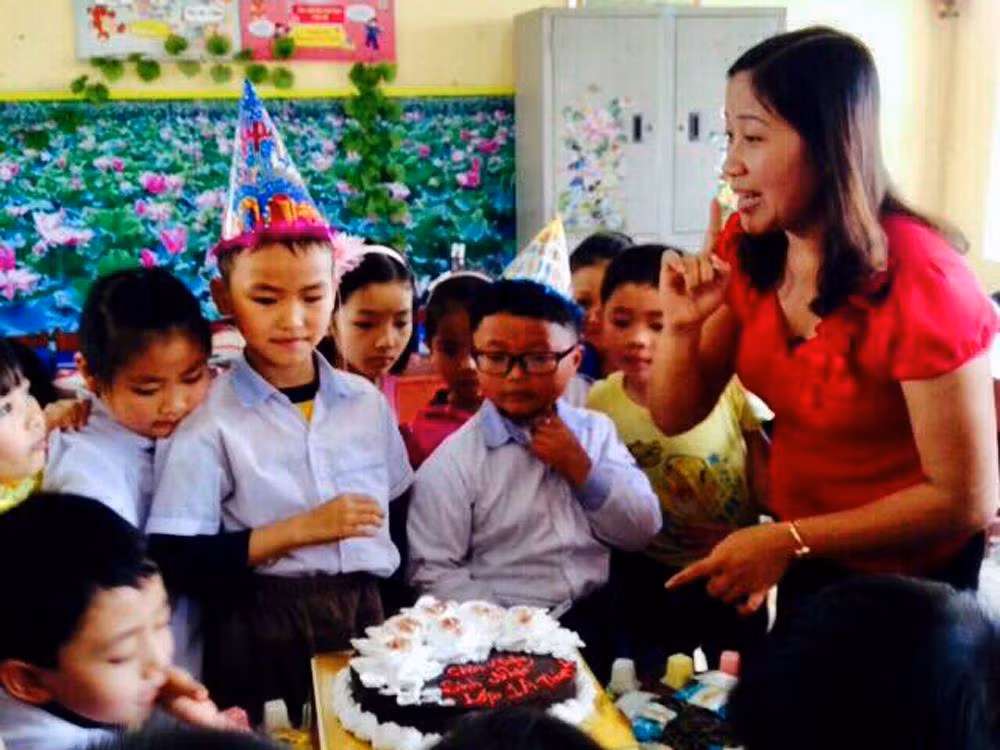 Cô giáo Lê Thị Nếp tổ chức sinh nhật cho học sinh tại lớp. Ảnh: Nhân vật cung cấp.