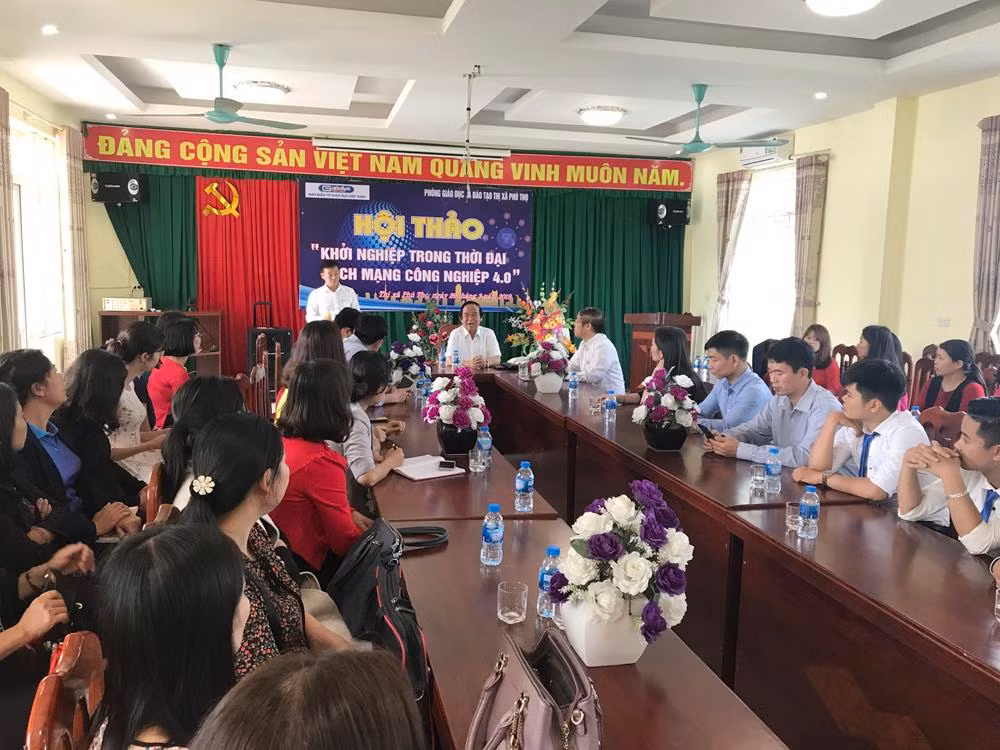 Giáo sư Nguyễn Lân Dũng đã gặp gỡ các thày, cô giáo của Trường Trung học cơ sở Hùng Vương. Ảnh: Tùng Dương.