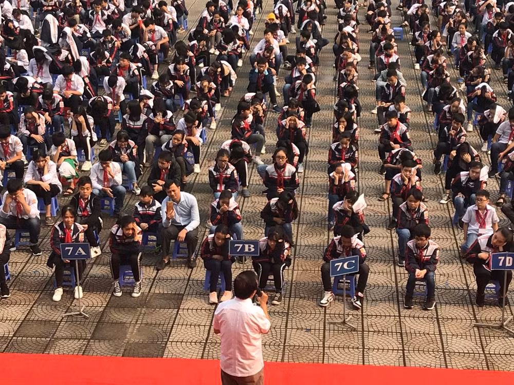 Giáo sư, Nhà giáo nhân dân Nguyễn Lân Dũng, nhà khoa học “hỏi gì đáp luôn”, đã mang đến cho thày và trò Trường Trung học cơ sở Hùng Vương (Thị xã Phú Thọ, tỉnh Phú Thọ) một buổi ngoại khóa bổ ích và lí thú. Ảnh: Tùng Dương.
