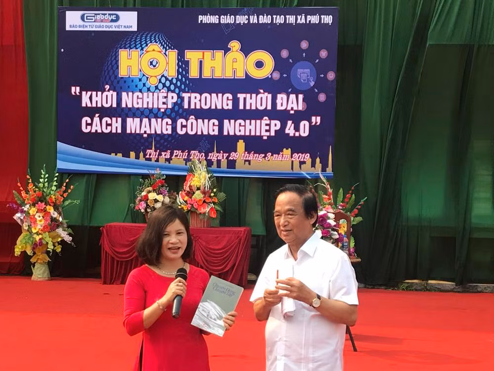 Cô giáo Bùi Thị Mai, dạy môn văn của Trường Trung học cơ sở Hùng Vương nói lời cảm ơn Giáo sư Nguyễn Lân Dũng. Ảnh: Tùng Dương.