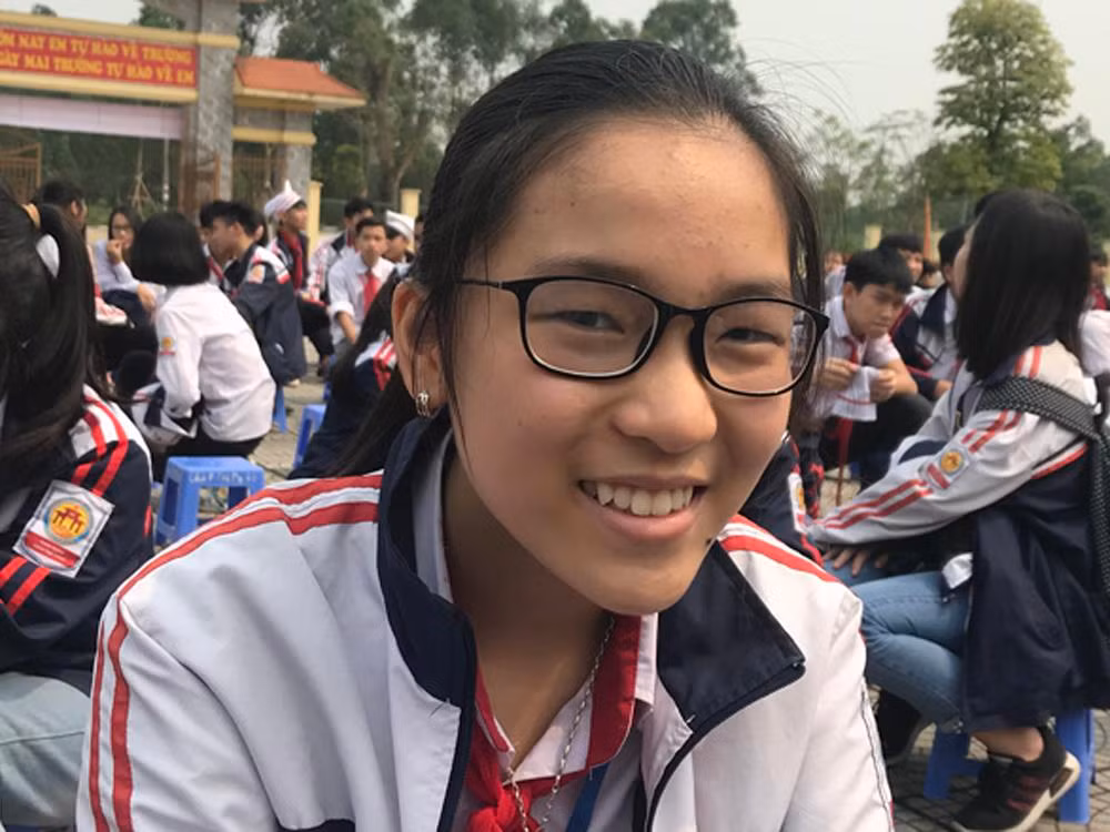Em Đinh Thủy Tiên, lớp 8 C Trường Trung học cơ sở Hùng Vương với câu hỏi về phương pháp học tập dành cho học sinh trong thời đại 4.0. Ảnh: Tùng Dương.