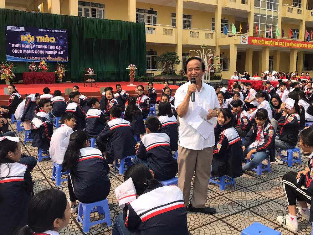 Giáo sư, Nhà giáo nhân dân Nguyễn Lân Dũng đang nói chuyện về cuộc cách mạng công nghiệp 4.0 với các em học sinh Trường Trung học cơ sở Hùng Vương (thị xã Phú Thọ, tỉnh Phú Thọ). Ảnh: Tùng Dương.