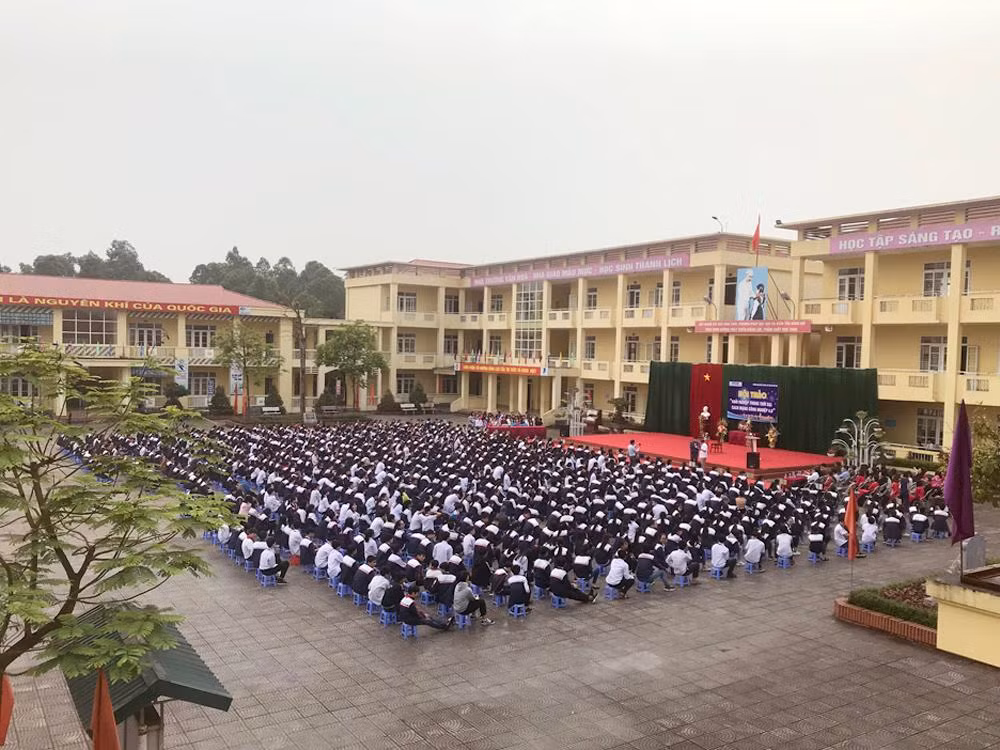 Giáo sư Nguyễn Lân Dũng đã gặp gỡ các em học sinh, các thày, cô giáo của Trường Trung học cơ sở Hùng Vương- Thị xã Phú Thọ, Tỉnh Phú Thọ. Ảnh: Tùng Dương.