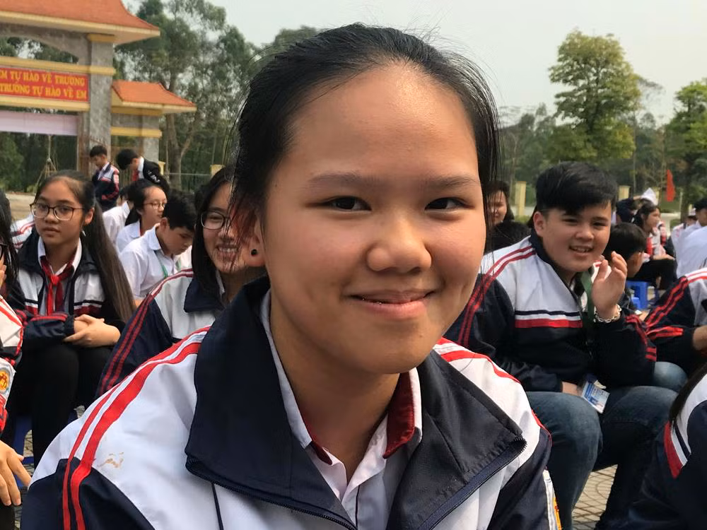 Em Bạch Hải Hạnh, học sinh lớp 9C Trường Trung học cơ sở Hùng Vương với câu hỏi dành cho Nhà giáo nhân dân Nguyễn Lân Dũng . Ảnh: Tùng Dương.