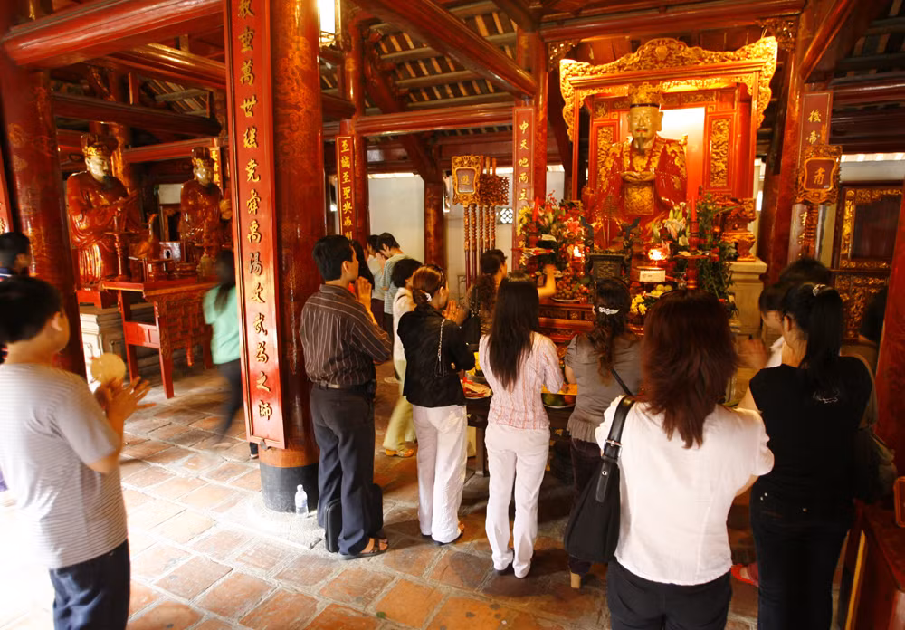Vào khu Văn Miếu - Quốc Tử Giám tại Hà Nội cũng phải mất phí. Ảnh: Tùng Dương. Vào khu Văn Miếu - Quốc Tử Giám tại Hà Nội cũng phải mất phí. Ảnh: Tùng Dương.