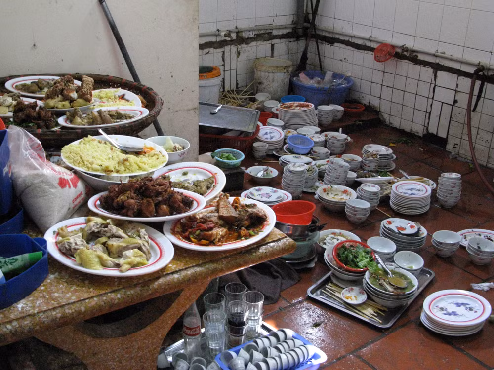 Vì thiếu nhân viên nên dẫn đến thực trạng mất vệ sinh tại một số nhà hàng trong dịp Tết. Ảnh: Tùng Dương.