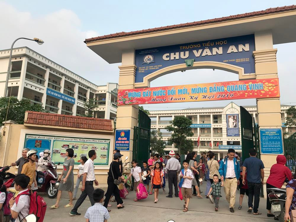 "Công ty Halo Foods Việt Nam, cam kết là thịt gà được sản xuất trong ngày, nguồn gà của Công ty cổ phần chăn nuôi CP Việt Nam”. Ảnh: Tùng Dương. "Công ty Halo Foods Việt Nam, cam kết là thịt gà được sản xuất trong ngày, nguồn gà của Công ty cổ phần chăn nuôi CP Việt Nam”. Ảnh: Tùng Dương.