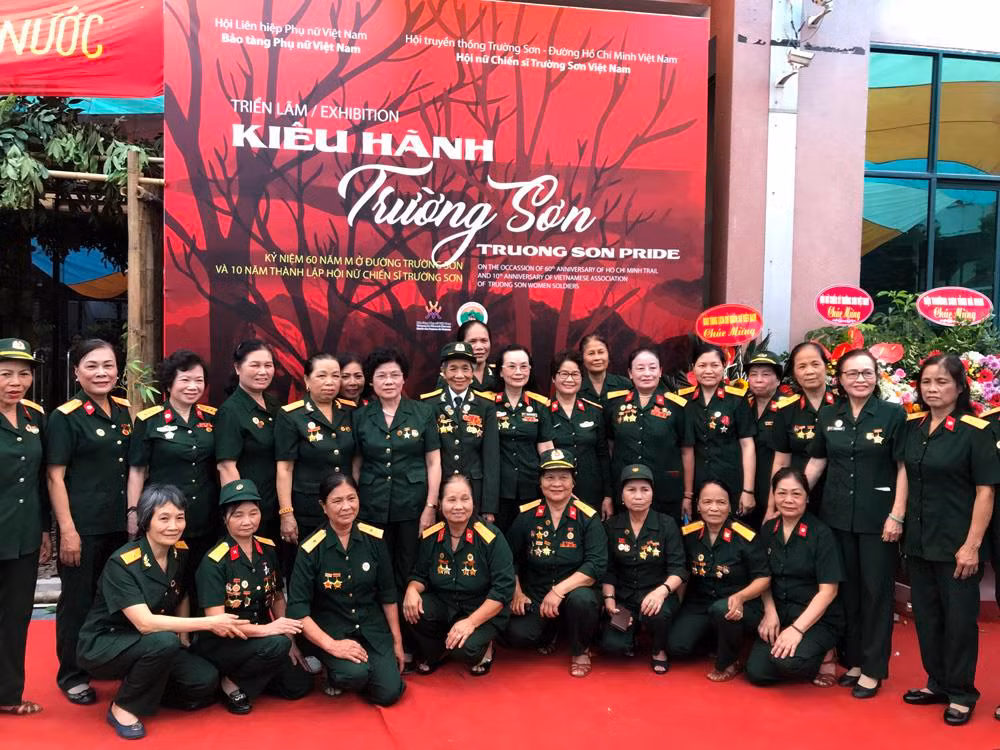 Những nữ chiến sĩ trên tuyến đường Trường Sơn huyền thoại đã hiến dâng cả tuổi thanh xuân vì độc lập tự do của dân tộc. Nhiều người trong số họ đã anh dũng hy sinh giữa đại ngàn Trường Sơn. Ảnh: Tùng Dương.