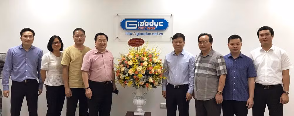 Ông Nguyễn Hoàng Anh (thứ 4 từ bên trái vào) - Ủy viên Trung ương Đảng, Chủ tịch Ủy ban quản lý vốn Nhà nước tại doanh nghiệp tặng hoa và chúc mừng Báo Điện tử Giáo dục Việt Nam. Ảnh: Tùng Dương.