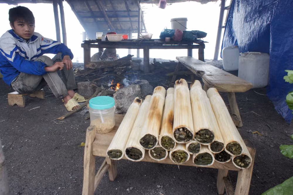 Cơm lam của người dân quanh thác bán cho du khách. Ảnh: Tùng Dương. Cơm lam của người dân quanh thác bán cho du khách. Ảnh: Tùng Dương.