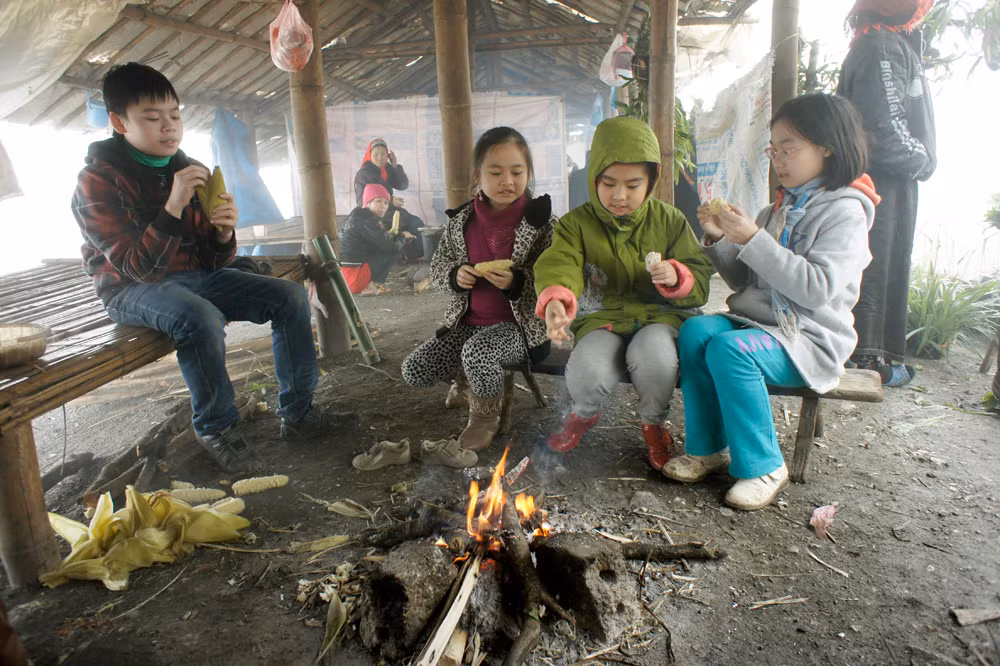 Những lều nghỉ chân quanh thác cho du khách. Ảnh: Tùng Dương. Những lều nghỉ chân quanh thác cho du khách. Ảnh: Tùng Dương.
