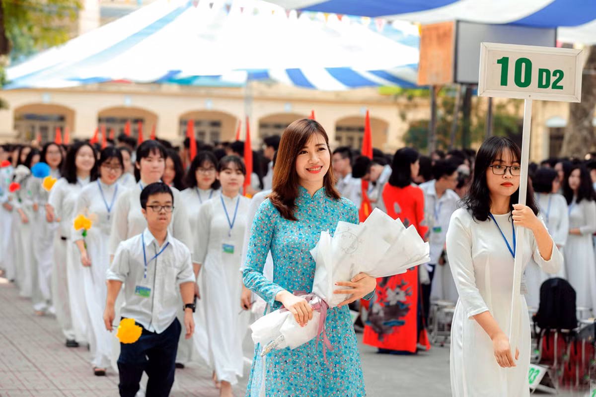 Cô Lưu Thị Thu Hà và học sinh lớp 10 D2 trong ngày khai giảng. Ảnh do nhân vật cung cấp.