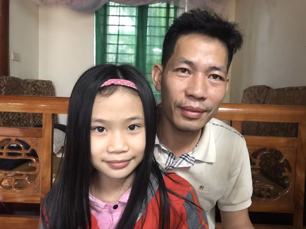 Anh Nguyễn Văn Độ và cháu Nguyễn Thị Ánh Hồng sau khi từ bệnh viện về. Ảnh: Tùng Dương. Anh Nguyễn Văn Độ và cháu Nguyễn Thị Ánh Hồng sau khi từ bệnh viện về. Ảnh: Tùng Dương.