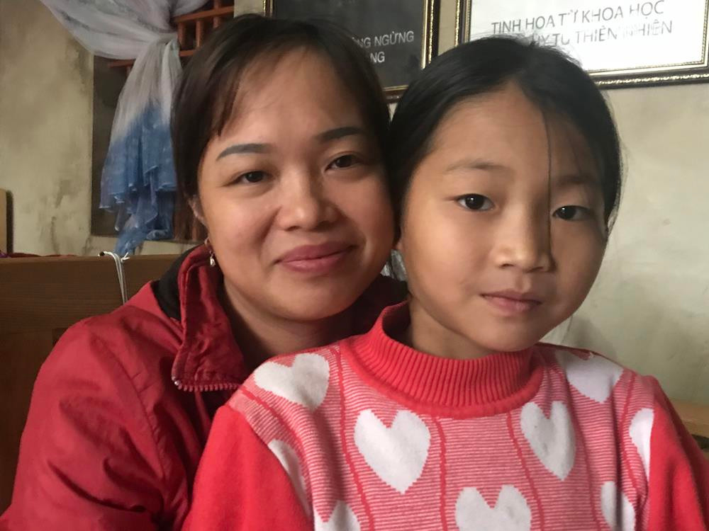 Chị Nguyễn Thị Hảo mẹ cháu Thu cho biết cháu ra viện nhưng mấy ngày sau vẫn chưa hết đau bụng. Ảnh: Tùng Dương.
