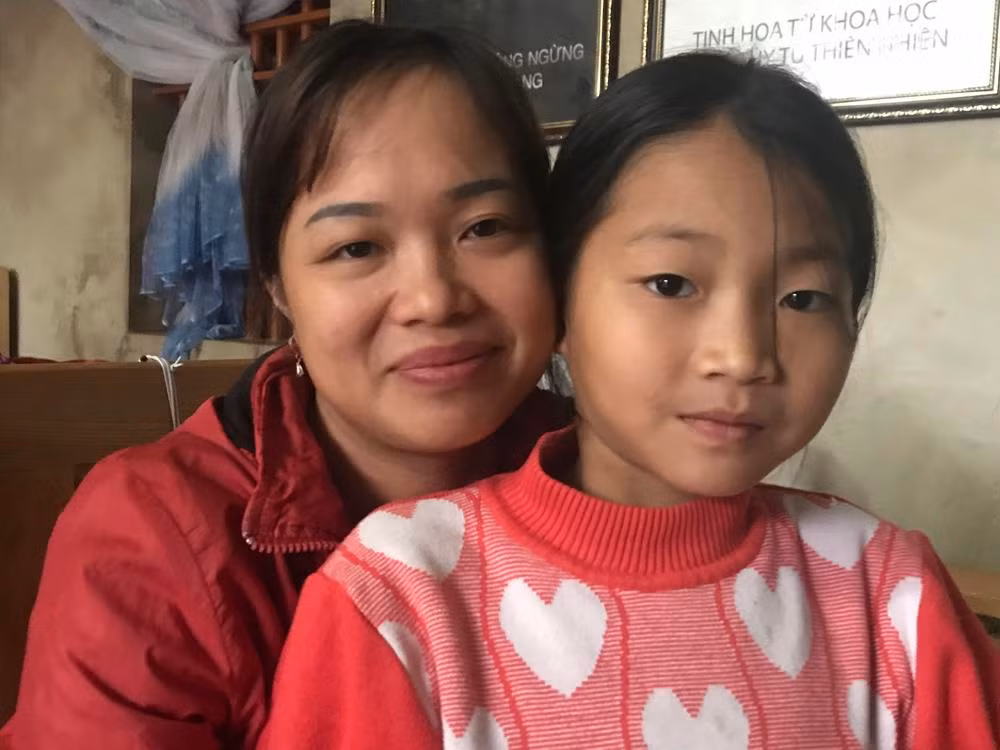Chị Nguyễn Thị Hảo mẹ cháu Thu cho biết cháu ra viện nhưng mấy ngày sau vẫn chưa hết đau bụng. Ảnh: Tùng Dương.