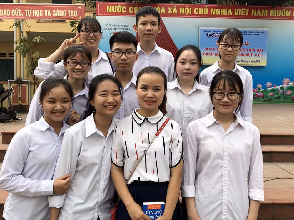 Cô Bùi Thị Thu Hằng - giáo viên dạy môn tiếng Anh và các em học sinh của Trường Trung học phổ thông Thanh Ba (huyện Thanh Ba, tỉnh Phú Thọ). Ảnh Tùng Dương. Cô Bùi Thị Thu Hằng - giáo viên dạy môn tiếng Anh và các em học sinh của Trường Trung học phổ thông Thanh Ba (huyện Thanh Ba, tỉnh Phú Thọ). Ảnh Tùng Dương.