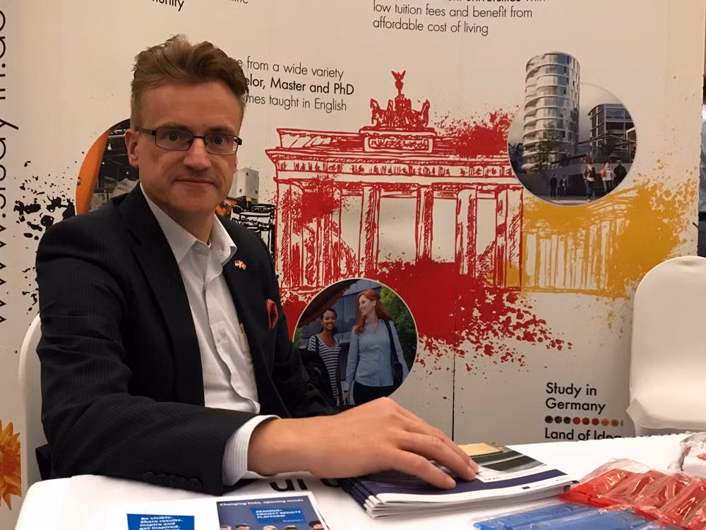 Giáo sư Tiến sĩ Andreas Stoffers - Giảng viên chuyên ngành Quản lý Quốc tế, tại Đại học SDI - Munich, đồng thời cũng là Thành viên Ủy ban Kinh tế Đối ngoại, Phòng Thương mại Munich - Đức. Ảnh: Tùng Dương.