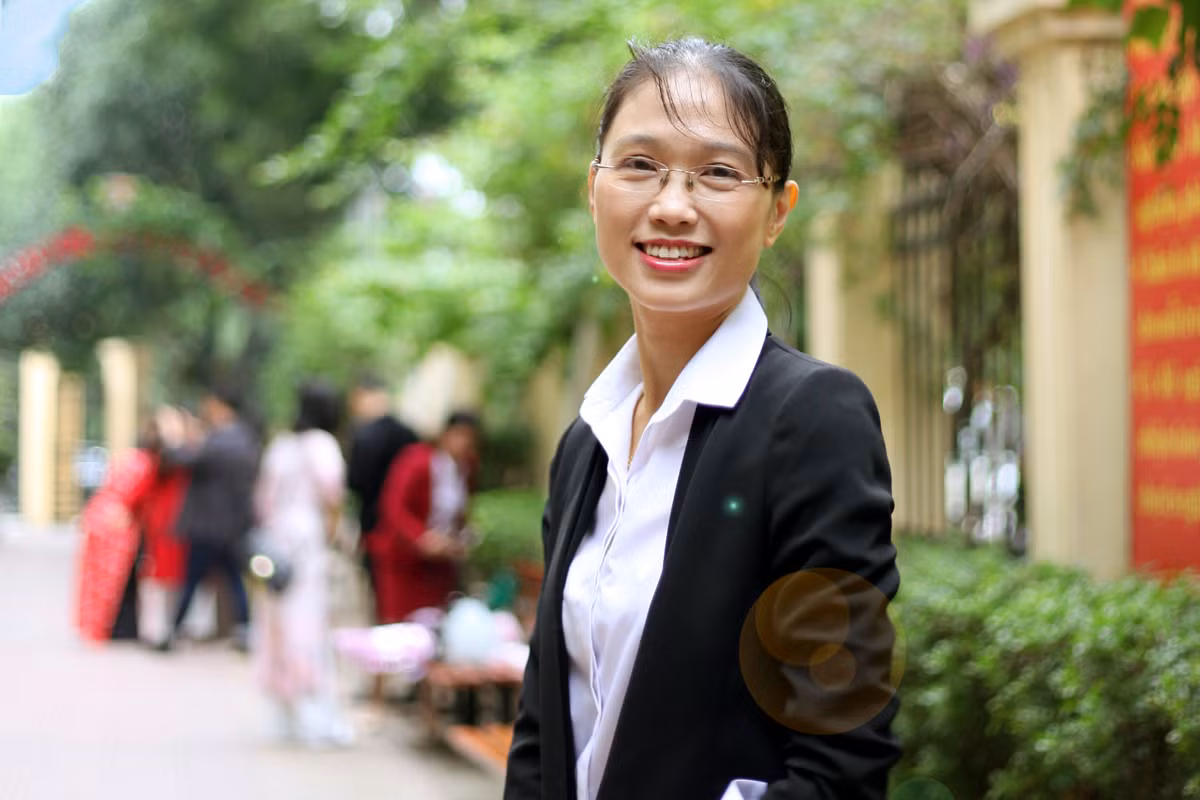 Cô Hoàng Thu Bình: Tôi quan niệm ở trên lớp là giáo viên phải nghiêm khắc, nhưng ngoài đời sống lại phải rất tình cảm, luôn cởi mở và quan tâm đến học sinh.