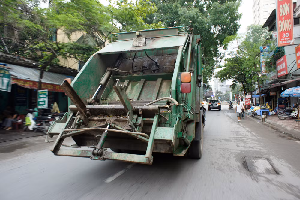Những chiếc xe gom rác chạy khắp phố phường hàng ngày (chạy cả vào giờ cao điểm) cũng rất bẩn, dễ lây lan bệnh dịch. Ảnh: Tùng Dương.