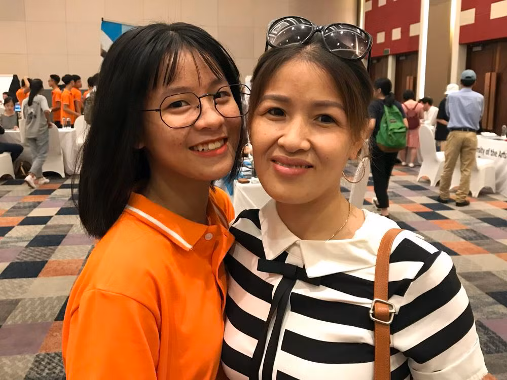Chị Phạm Thu Hường và con gái Trần Thị Hồng Thắm - Trường Trung học cơ sở Lý Nam Đế. Ảnh: Tùng Dương. Chị Phạm Thu Hường và con gái Trần Thị Hồng Thắm - Trường Trung học cơ sở Lý Nam Đế. Ảnh: Tùng Dương.