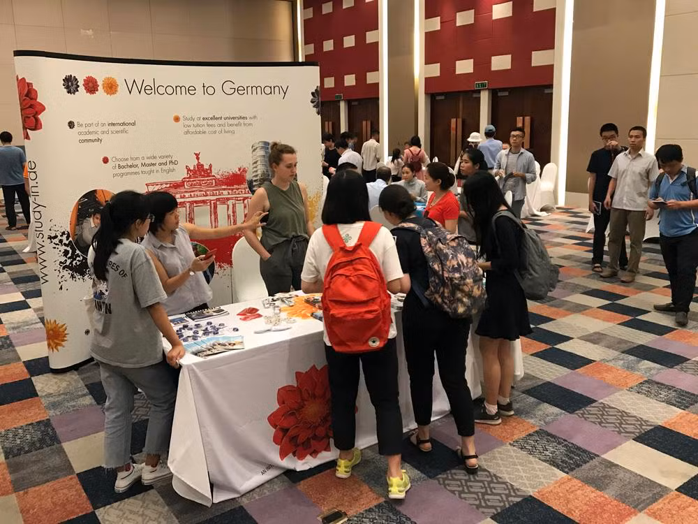 Các em học sinh Việt Nam tìm hiểu du học và học nghề tại Đức. Ảnh: Tùng Dương. Các em học sinh Việt Nam tìm hiểu du học và học nghề tại Đức. Ảnh: Tùng Dương.