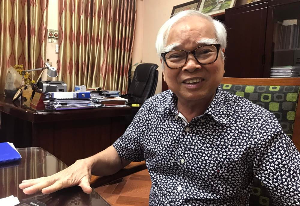 Theo thầy Hòa: "Trường Nguyễn Bỉnh Khiêm luôn coi trọng tiêu chí vì sự tiến bộ của mỗi học sinh, và sự tiến bộ được đánh giá trên bản thân, so với năng lực và thang bậc của từng em. Có như vậy mới công bằng và khuyến khích các em phát triển". Ảnh: Tùng Dương. Theo thầy Hòa: "Trường Nguyễn Bỉnh Khiêm luôn coi trọng tiêu chí vì sự tiến bộ của mỗi học sinh, và sự tiến bộ được đánh giá trên bản thân, so với năng lực và thang bậc của từng em. Có như vậy mới công bằng và khuyến khích các em phát triển". Ảnh: Tùng Dương.