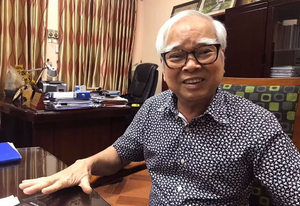 Theo thầy Hòa: "Trường Nguyễn Bỉnh Khiêm luôn coi trọng tiêu chí vì sự tiến bộ của mỗi học sinh, và sự tiến bộ được đánh giá trên bản thân, so với năng lực và thang bậc của từng em. Có như vậy mới công bằng và khuyến khích các em phát triển". Ảnh: Tùng Dương. Theo thầy Hòa: "Trường Nguyễn Bỉnh Khiêm luôn coi trọng tiêu chí vì sự tiến bộ của mỗi học sinh, và sự tiến bộ được đánh giá trên bản thân, so với năng lực và thang bậc của từng em. Có như vậy mới công bằng và khuyến khích các em phát triển". Ảnh: Tùng Dương.