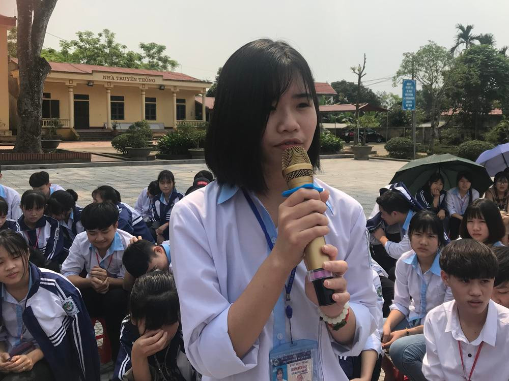 Em Trương Thị Bích Loan, lớp 10E: "Cách tạo ra động lực để học tập tốt". Ảnh: Tùng Dương.