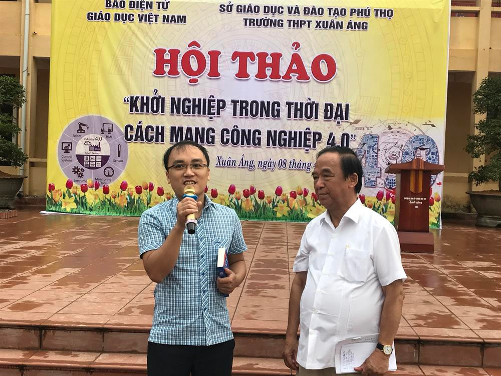 Thầy Hà Việt Phú được nhận sách dạy học tiếng Anh từ Giáo sư Nguyễn Lân Dũng. Ảnh: Tùng Dương.