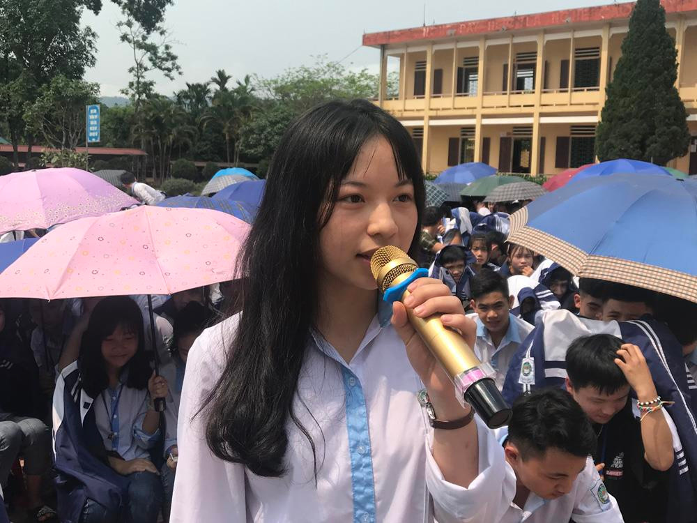Em Nguyễn Khánh Ly, lớp 11H với những câu hỏi về toán học. Ảnh: Tùng Dương.