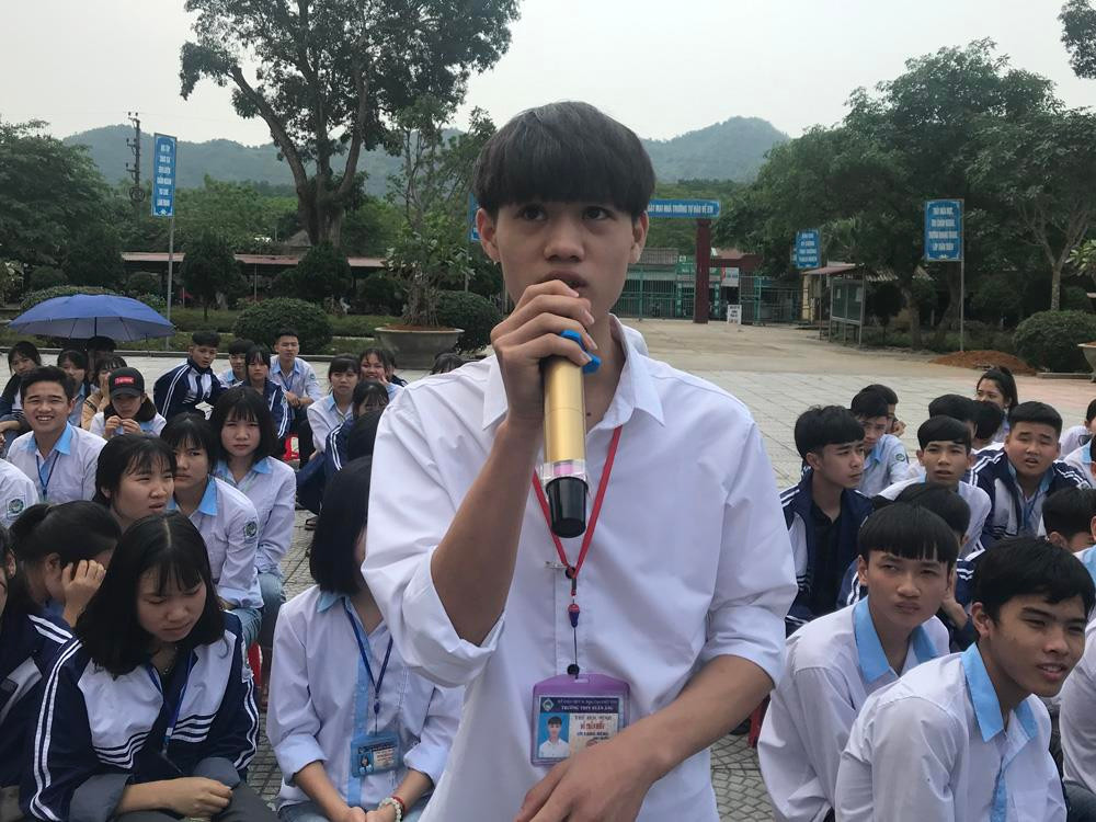 Em Đỗ Trần Hiếu lớp 10E với câu hỏi :"Bản chất lòng tham là gì". Ảnh: Tùng Dương.