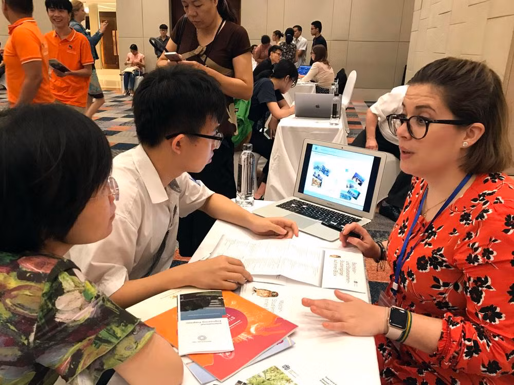 Hội thảo Du học Đức tại Hà Nội được rất nhiều các em học sinh và phụ huynh quan tâm tìm hiểu. Ảnh: Tùng Dương. Hội thảo Du học Đức tại Hà Nội được rất nhiều các em học sinh và phụ huynh quan tâm tìm hiểu. Ảnh: Tùng Dương.