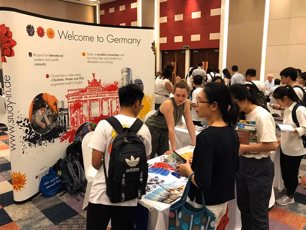 Như vậy chỉ với 3 năm học tại trường là các em đã có bằng tốt nghiệp Trung học phổ thông, thêm một bằng nghề cùng với vốn ngoại ngữ khá chắc.Ảnh: Tùng Dương.