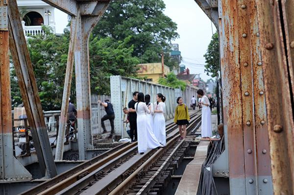 Trèo vào đường tầu hỏa trên cầu Long Biên để chụp ảnh, phớt lờ lệnh cấm. Ảnh: Lê Anh Dũng.