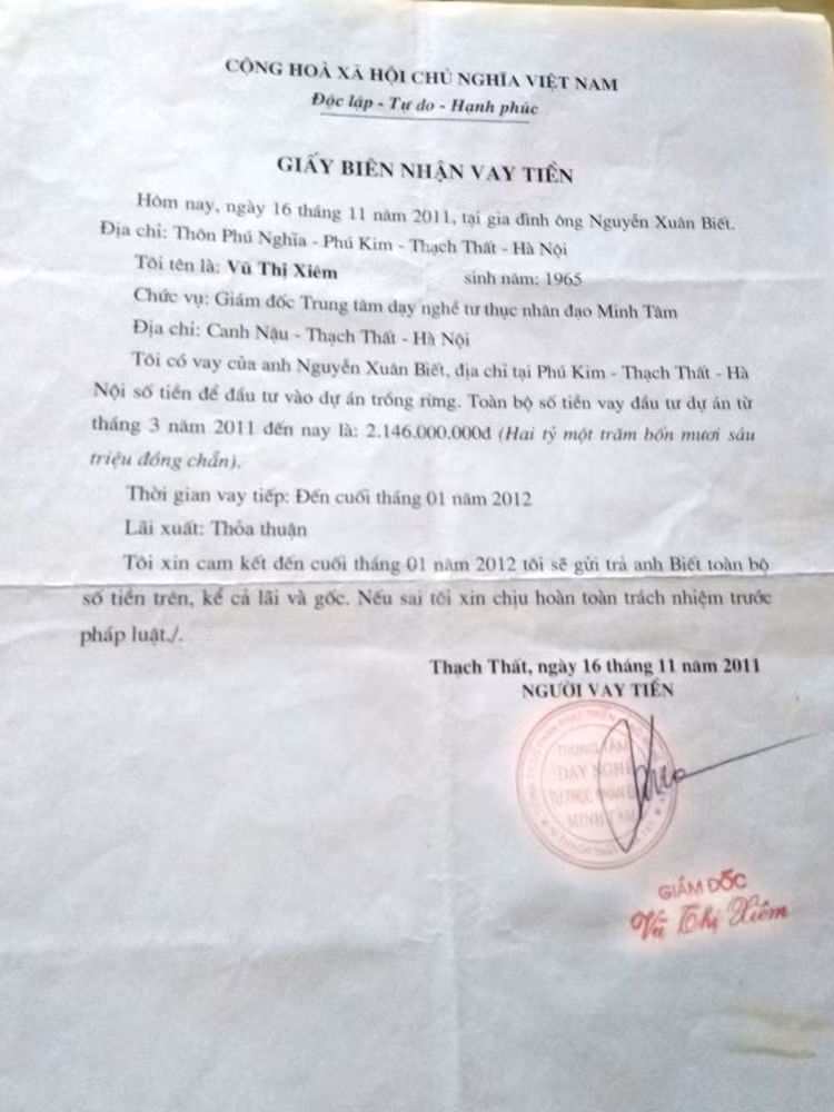 Giấy vay nợ viết tay của bà Vũ Thị Xiêm đều có đóng dấu của trung tâm. Ảnh: Tùng Dương. Giấy vay nợ viết tay của bà Vũ Thị Xiêm đều có đóng dấu của trung tâm. Ảnh: Tùng Dương.